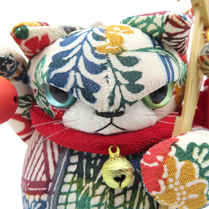 萩工房 わるねこ 熊手・鈴持ち 白地に草花柄 座布団付き
