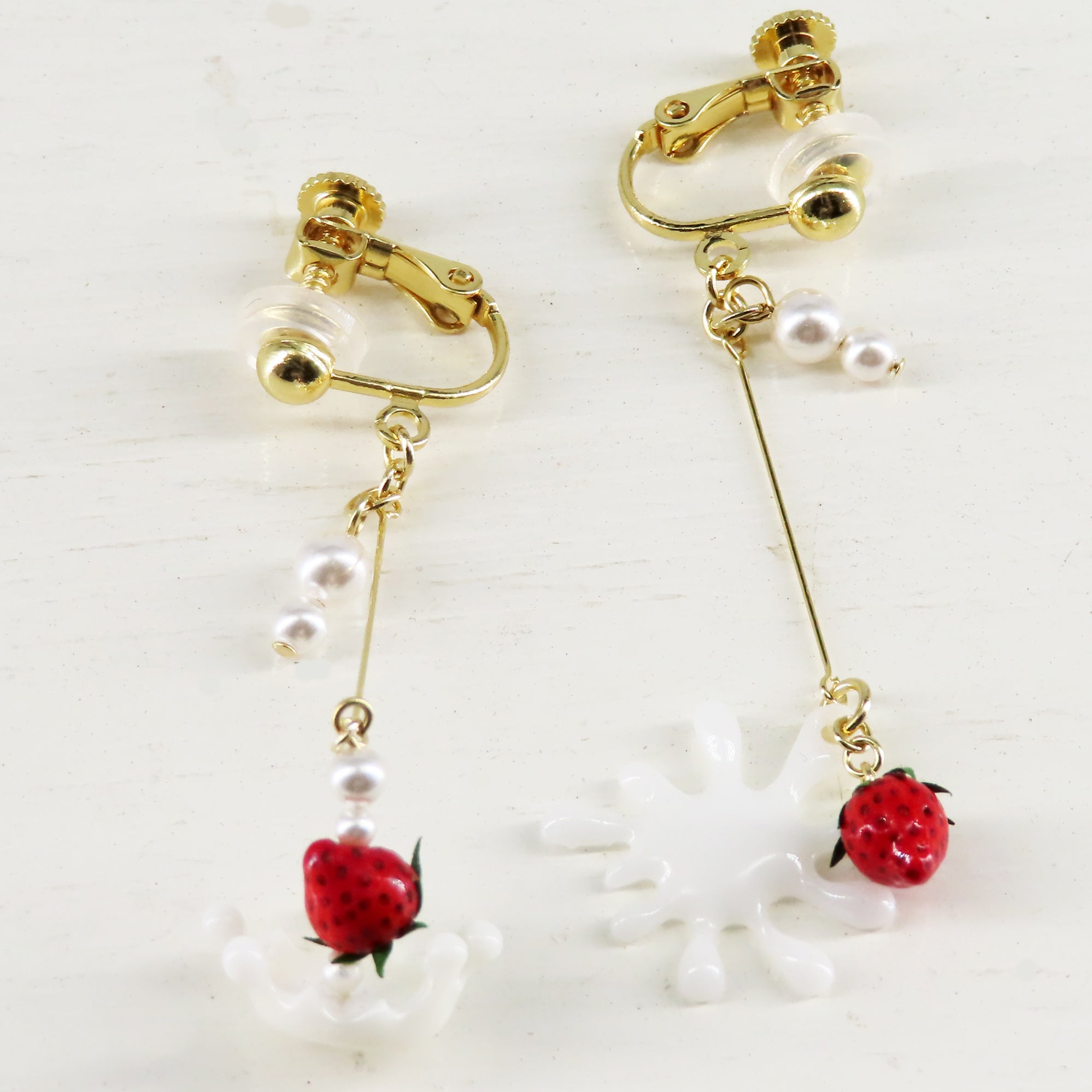 -ゆらゆら苺- milk crown 滴 イヤリング