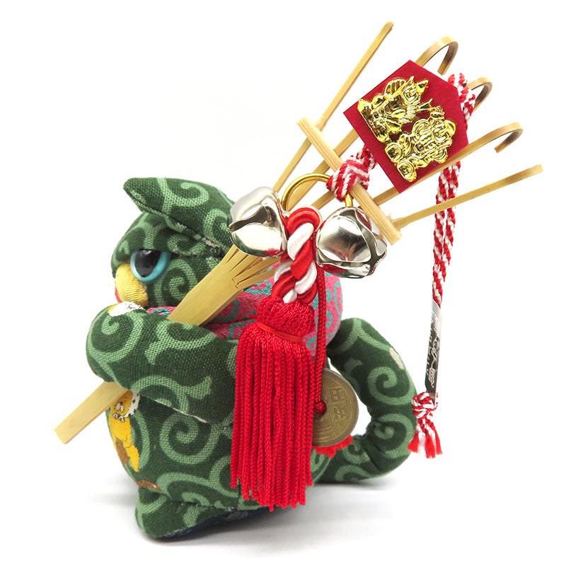 萩工房　わるねこ　熊手・鈴持ち（右手上げ）　唐草柄　座布団付き