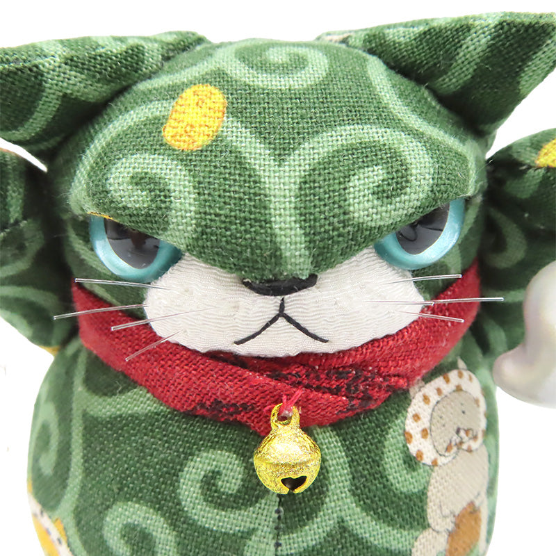萩工房　わるねこ　勾玉持ち（両手上げ）　唐草＆どじょうすくい　座布団付き