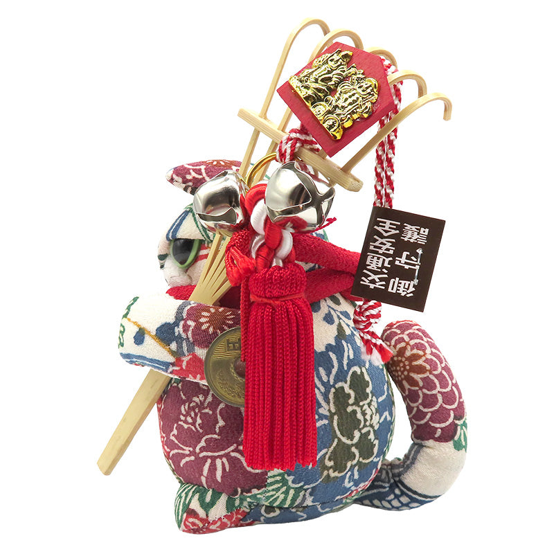 萩工房　わるねこ　熊手・鈴持ち 白地に草花柄　座布団付き