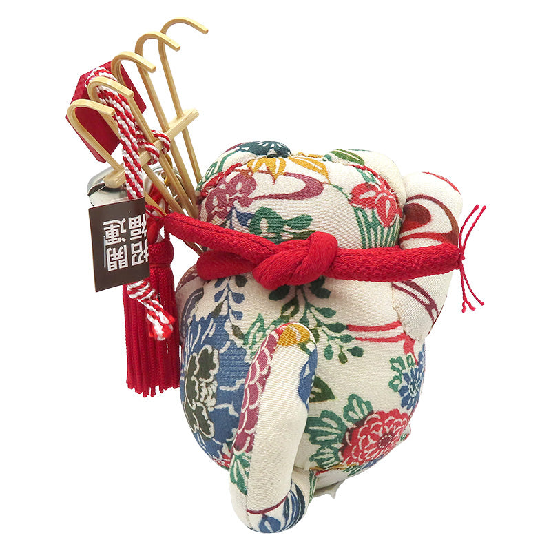 萩工房　わるねこ　熊手・鈴持ち 白地に草花柄　座布団付き