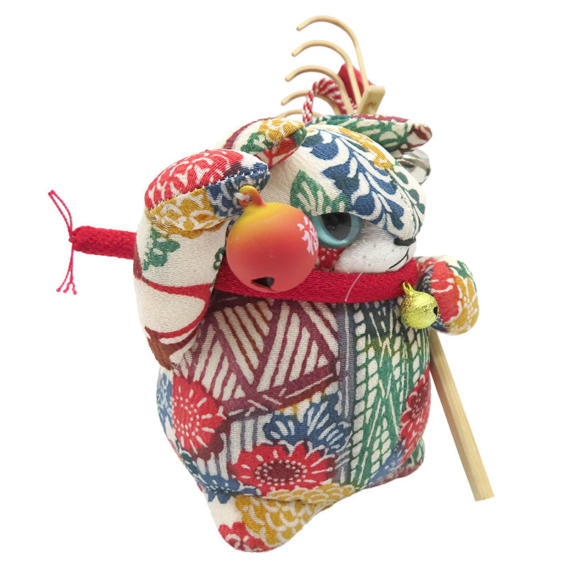 萩工房　わるねこ　熊手・鈴持ち 白地に草花柄　座布団付き