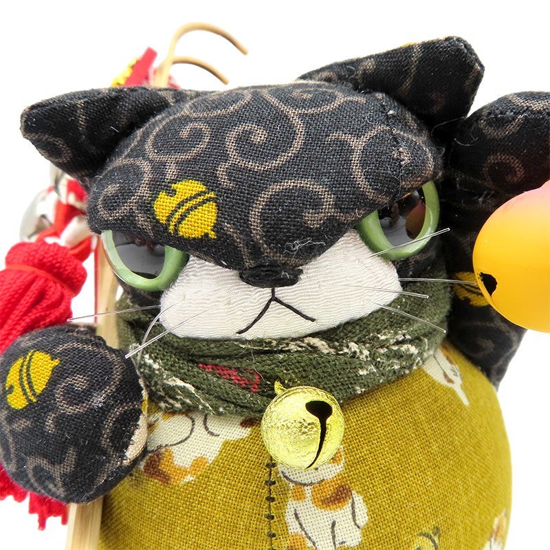 萩工房　わるねこ　熊手・鈴持ち　猫柄 左手上げ　座布団付き