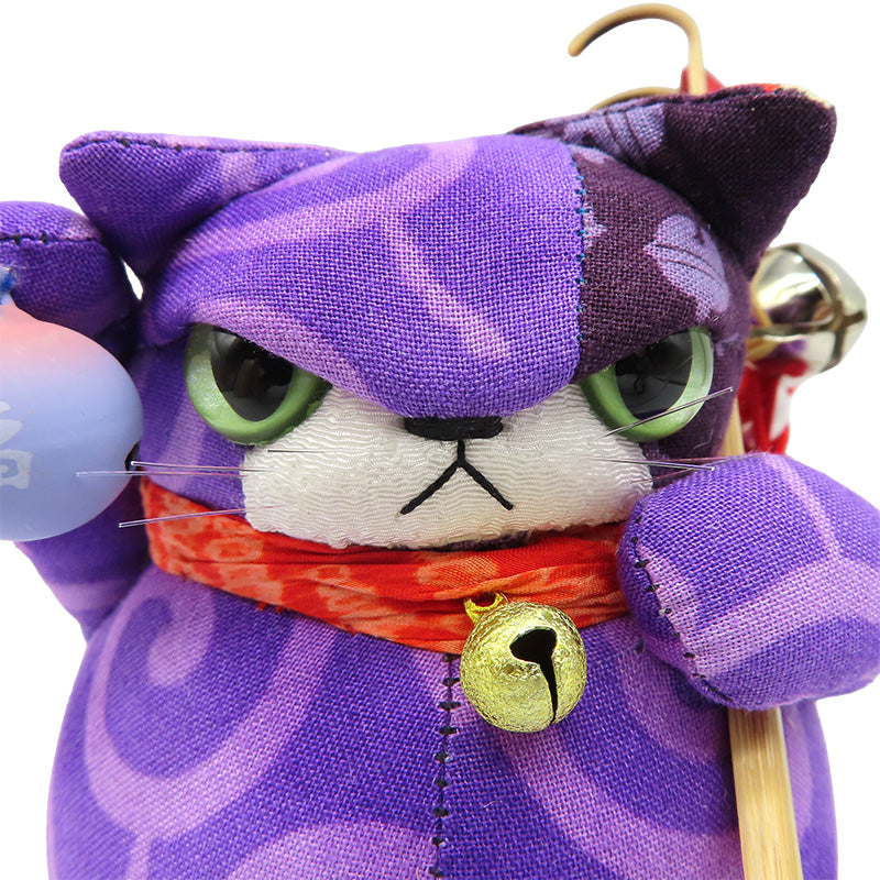 萩工房　わるねこ　熊手・鈴持ち 唐草柄紫 右手上げ　座布団付き
