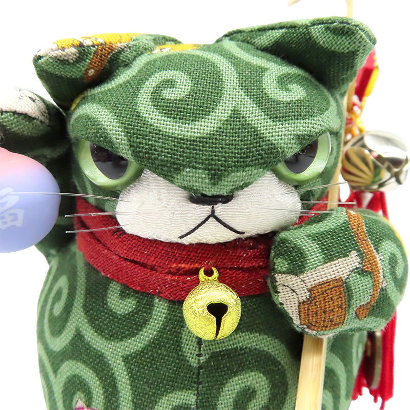 萩工房　わるねこ　熊手・鈴持ち 唐草とどじょうすくい柄 右手上げ　座布団付き