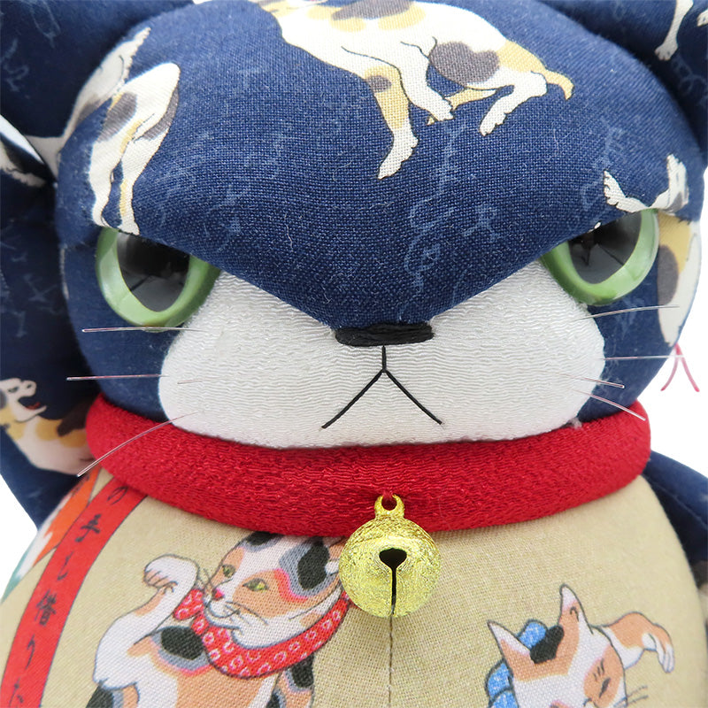 萩工房　わるねこ：大　右手上げ・日本画風の猫柄　(座布団付き)