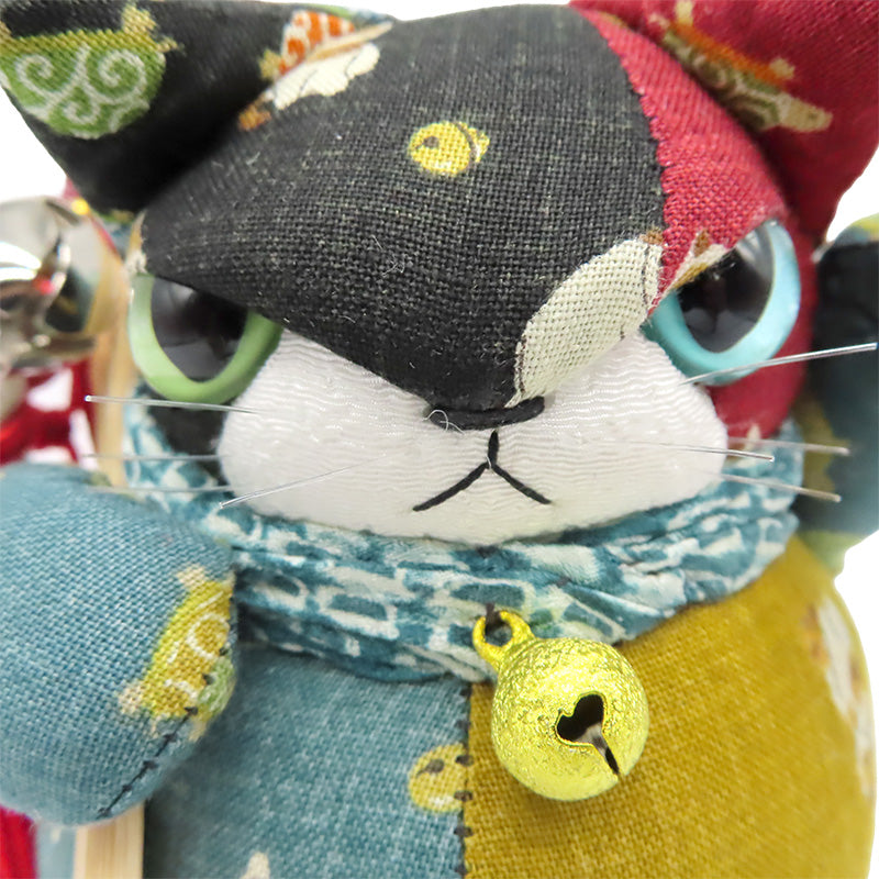 萩工房　わるねこ　熊手・鈴持ち ねこ柄 左手上げ　座布団付き