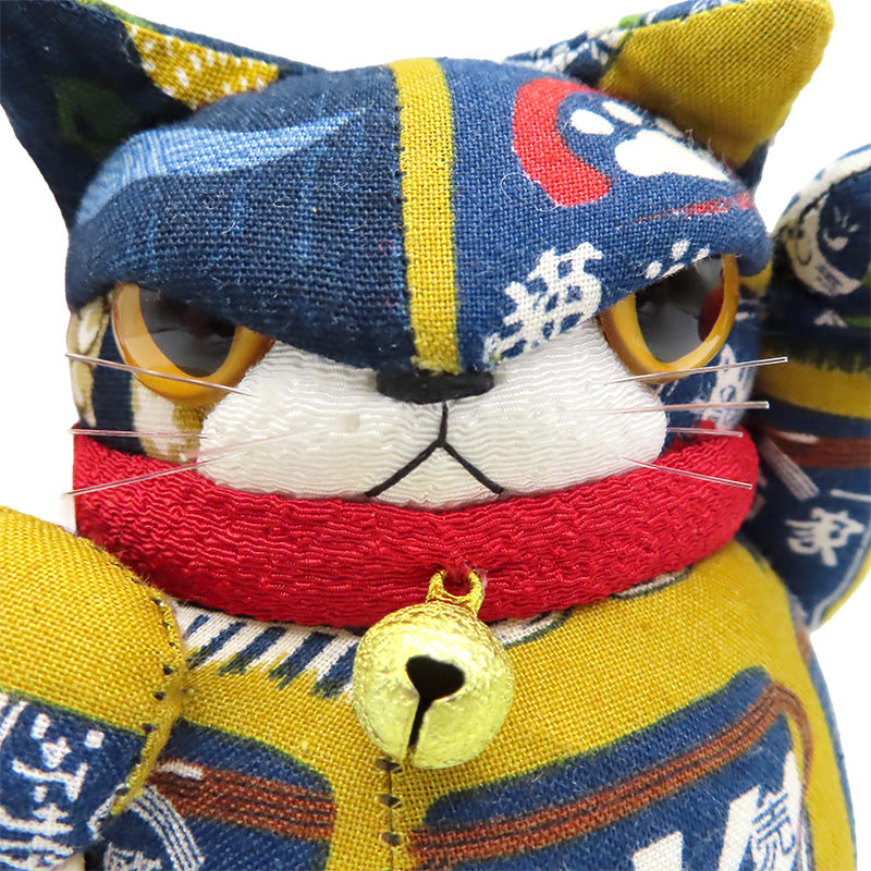 萩工房　わるねこ　熊手・鈴持ち　レトロなエプロン柄 左手上げ　座布団付き